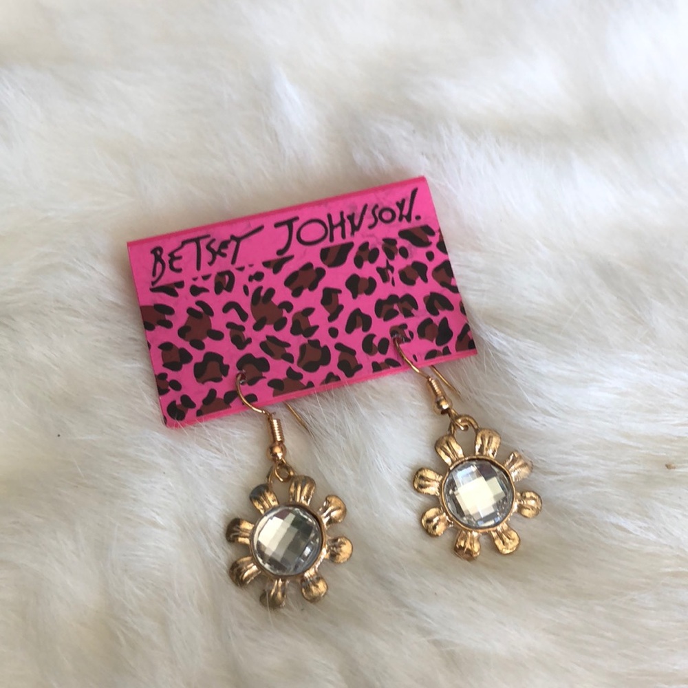 Betsey Johnson daisy earrings